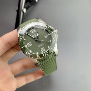 乘风破浪 水中霸主 作为销量最高 专柜主力走量系列 全新推出同级原装 硅胶橡胶表带 41Mm 舒适贴合且不失儒雅 认准独家品质细节蝴蝶扣拉丝处理与原装同步 官网