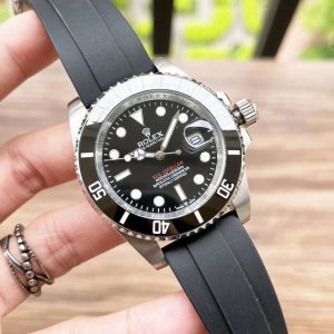 同价 新款劳力士独特款推出做工精细，品质优越ap6 采用西铁城8215全自动日本进口机芯，走时精准，表壳釆用316精钢，蓝宝石玻璃镜面，陶瓷圈口 三度防水性能，