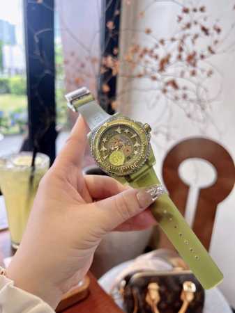 古驰 Gucci新款新款，Gucci Dive 系列腕表全新亮相，以潜水表为设计灵感，蜜蜂、星星 等元素点缀透明表盘，唤起本真记忆。 在可持续工艺的加持下，这款 - 点击图像关闭