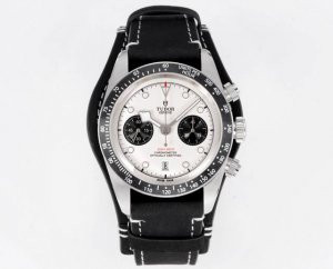 T新品帝舵 Tudor Black Bay Chrono系列是一款融合潜水表传统与赛车计时功能的混合型腕表，以其复古美学与现代技术著称。以下是该系列的主要特点及