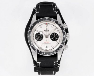 T新品帝舵 Tudor Black Bay Chrono系列是一款融合潜水表传统与赛车计时功能的混合型腕表，以其复古美学与现代技术著称。以下是该系列的主要特点及