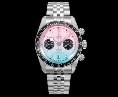 不追随潮流，只定义潮流 3T新品 帝舵 Tudor Black Bay Chrono系列是一款融合潜水表传统与赛车计时功能的混合型腕表，以其复古美学与现代技术著 - 点击图像关闭