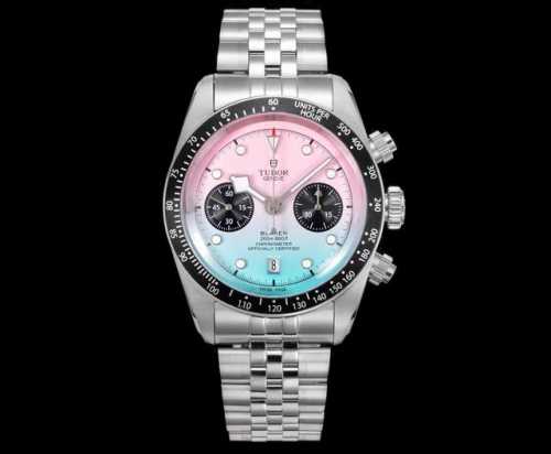 不追随潮流，只定义潮流 3T新品 帝舵 Tudor Black Bay Chrono系列是一款融合潜水表传统与赛车计时功能的混合型腕表，以其复古美学与现代技术著