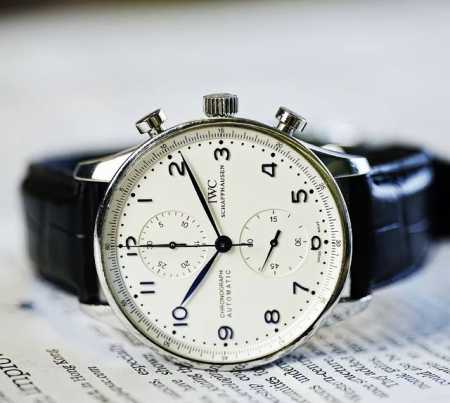 万国 Iw371446 Iwc 葡萄牙系列计时 1.设计风格： 经典大气：外观设计经典，表径为 40.9 毫米，尺寸大小适宜，表圈较窄，让表盘更显大气。整体造型 - 点击图像关闭