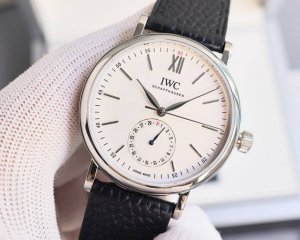 IWC万国首推柏涛菲诺系列 IW359201 指针式日历功能，最受欢迎的简洁，优雅，大气的正装风范手表！6字位表盘为最新日历盘！ 表壳 39毫米的表壳与正品一致