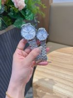 金+20钢带+20。欧米茄 情侣对表 原装进口石英机芯 矿物质玻璃镜面 316L精钢表壳 直径男40Mm女30Mm 厚8Mm如果今天的阳光停止了它耀眼的光芒。那