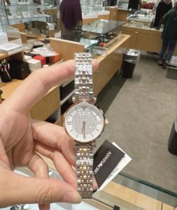 阿玛尼满天星Emporio Armani 阿玛尼满天星 Ar1926玫瑰金色和钢色相间表带，网红女表，实在是美爆啦！表盘中间镶嵌上百颗水晶，亮丽秀气，表盘直径3