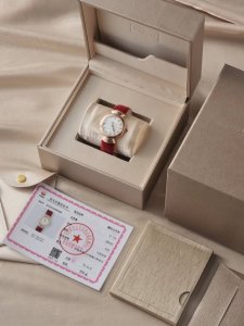意大利著名奢华珠宝品牌宝格丽推出的divas’ Dream女士石英腕表，Divas’ Dream腕表神秘的黑色表盘与经典别致的扇形图案相融合，Divas’ Dr