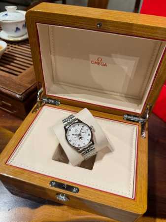白 -金 钢带+20。 大蝶飞升级多功能款 采用多功能3836机芯 品质有保证 壳身侧边选用精致拉丝工艺 一直被模仿 认准图片机芯 经典升级 优雅热卖 欧米茄- - 点击图像关闭