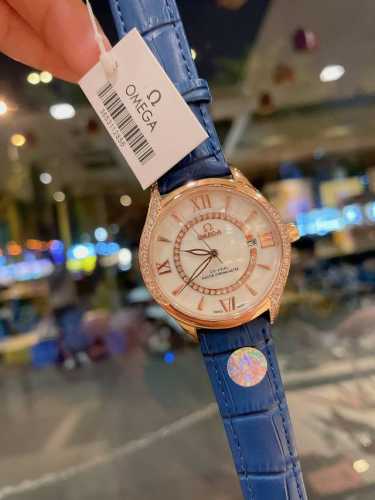 欧米茄 Omega 蝶飞系列腕表。采用流畅线条、完美的勾勒出表框，加上璀璨钻石镶嵌出优美的弧度，不仅璀璨夺目更显高贵优雅的魅力，表冠上的花朵图案由5个欧米茄品牌