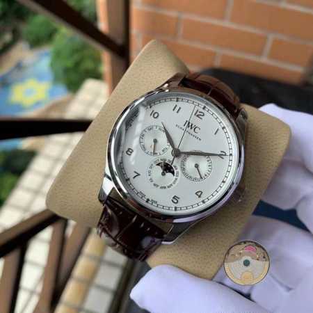 白壳 ，玫瑰金 。万国-Iwc葡萄牙系列，型号:Iw34 2。沙夫豪森瑞士制表名家沙夫豪森Iwc万国表为其Iwc葡萄牙系列万年历腕表新添直径42毫米的表款 ，3 - 点击图像关闭