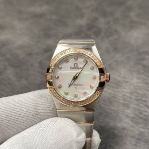 欧米茄 星座双鹰系列，女款瑞士石英机芯！27Mm，蓝宝石玻璃！端庄大方又得体