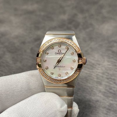 欧米茄 星座双鹰系列，女款瑞士石英机芯！27Mm，蓝宝石玻璃！端庄大方又得体