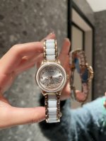 白 玫的 陶瓷带+20新款首发 香奈儿chanel 优雅气质女士腕表 表壳独具匠心的创意 轻盈舒适 表链由符合人体工程学设计弧形陶瓷间钢链组成 完美贴合女性的纤