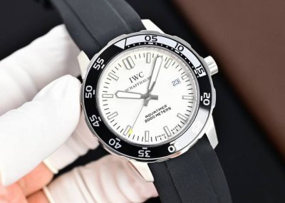 Iwc万国海洋时计系列 白 -金 黑1300 机芯类型：2824自动机械 表壳材质：316精钢 表带材质：橡胶 表壳直径：44毫米 外型简洁大方 做工精美，品质