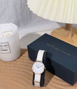 女友复试通过啦 给她准备一个小惊喜 选的是这款Dw家的白色织纹手表！ 她喜欢这款手表很长很长时间啦 直接拿下就当送她上岸礼物啦～ 腕表是经典百搭款 上手很显气质