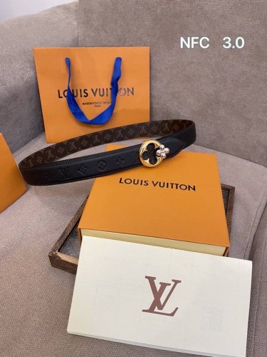 L家 新款腰带 时尚姐妹必入 官网爆款女士腰带来啦！原单品质 细节完美 Monog-Am帆布+头层牛皮 双面随心搭配 珠宝级金属搭扣 日常通勤约会都能Hold住