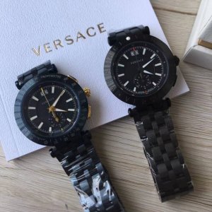 范思哲 Original V Ersace ,男款石英表，Vah系列，小表盘内有24小时显示。原装瑞士机芯，独特三针半，蓝宝石防眩玻璃。～42Mm表径，全新全套
