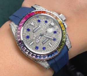 劳力士顶级玩物毒货，不喜欢撞款街表水鬼的你，他绝对是你的知音。用劳力士最经典的潜航系列水鬼作为原型，经过圈口的二次改装，然后镶嵌顶级天然皓石，大闪亮，难度极高，