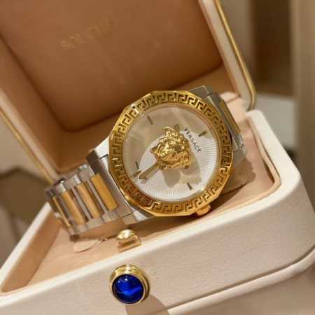 金+20 Versace 范思哲专柜最新款，神秘时间石英女表，简约双指针，镂空表壳，双层玻璃，表盘中央有3D美杜莎头像，精美绝伦，表圈珐琅顶环刻有希腊回纹，搭载 - 点击图像关闭