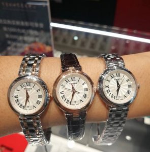 天梭Tissot全新推出嘉丽系列女士腕表，专为生活多彩、品味卓越的都市白领女性所打造。表盘设计由品牌瑞士力洛克总部的女性设计师操刀完成。获灵感于古罗马建筑，典雅