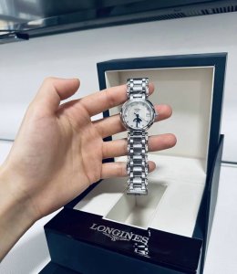 之前一直在纠结买哪块月相表～ 后来看到这个浪琴心月系列的母贝带钻款，到底是明星同款断货王，人气嘎嘎高！ 我选的是30.5Mm的大小，上手真合适～配上蓝针 亮光下