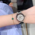 Lv Tambour新款的设计不同于其他任何腕表，表壳四周精心镌刻“Louis Vuitton”十二个字母，且与小时时标一一对应。相对较短的表耳，也别树一帜，不
