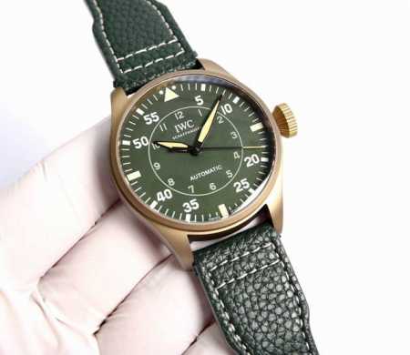 白钛： . 青铜： . Iwc 万国 空中霸主 大飞 大飞行员 系列。43Mm 狂野阳刚的设计，霸气侧漏。细腻温柔的工艺，炉火纯青。两者相辅---刚柔并济，虎啸 - 点击图像关闭
