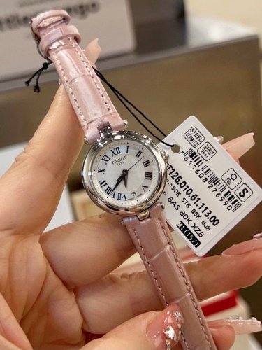 天梭女人 最新款 最新款 最新款 嘉丽系列 T126.010瑞士石英女表 ！灵感于古罗马建筑，因其小巧迷人，也被爱称为“小美人” 宠爱自己不需要理由，天梭为女性