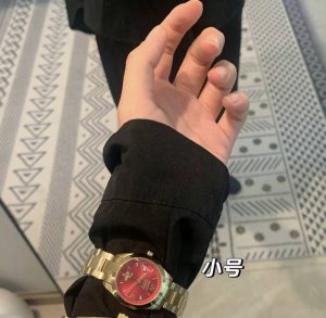 表盘是那种“本宫不死尔等终是妃”的火龙果色!饱和度直接拉爆,阳光下简直像把彩虹戴在手腕上!搭配鎏金表带,又拽又贵,连指甲盖都跟着显白三个度!表盘上还有西太后标志 表盘是那种“本宫不死尔等终是妃”的火龙果色!饱和度直接拉爆,阳光下简直像把彩虹戴在手腕上!搭配鎏金表带,又拽又贵,连指甲盖都跟着显白三个度!表盘上还有西太后标志