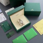 劳力士日志型31Mm腕表 三色盘面，钻光流转的腕间艺术 31Mm的精致尺寸，承载劳力士对优雅的极致诠释。8颗钻时标搭配2颗方钻表圈，让每一寸光影都成为奢华的注脚