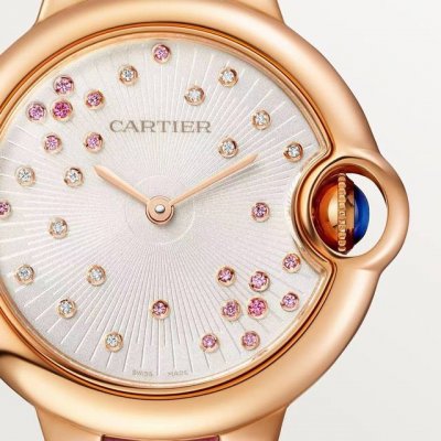 钻 Tw卡地亚蓝气球V12版本，33机械款！ DDD 这个系列的腕表在卡地亚制表业中以风格细腻，格调优雅著称，当然此腕表一定具有这样的特质。精钢表壳的色泽度使得