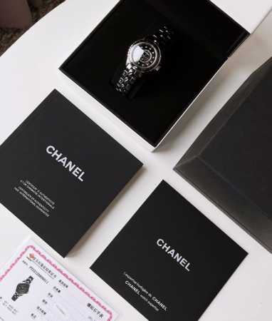 Chanel 作为最有代表性的腕表之一！这几年j12的势头真的是越来越火，买表最重要的就是腕表的颜值 天天都要戴的一块表如果不好看那可不行显然j12是很多人心目 - 点击图像关闭