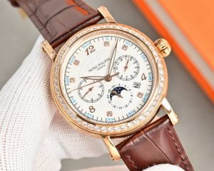 白钻 金钻2150百达翡丽Patek Philippe复杂功能系列-纯手工-雕花腕表-惊艳登场，42毫米的表径适配大众男性手寸，非常商务可亦休闲。整表表壳手工雕