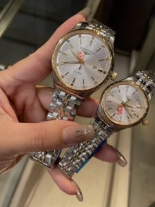 白壳 金壳 品牌：浪琴新款 卓越谐美 牵手面世 爆卖全城 类型：精品情侣腕表 顶级 跑量之王 表带：顶级精钢表带 舒适 机芯：进口石英机芯 精准 材料：蓝宝拱形