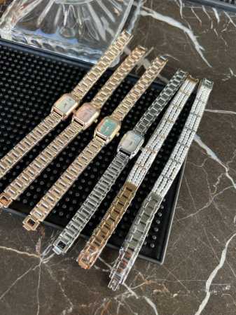 阿玛尼 Armani Ar11323 复古摩登系列风格腕表 甄选精致渐变天然珍珠贝母表盘 折射光彩 优雅质感由内而发 流光溢彩 简约双针设计 搭配水钻刻度 简洁 - 点击图像关闭