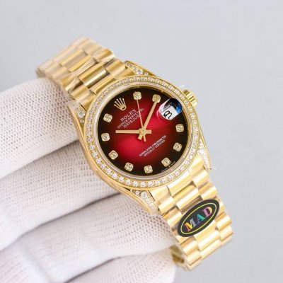 Madparis 日志31Mm夺目彩钻！以炫彩夺丽给日志女款增加不同的色彩 1.外壳以最纯粹的904钢原材料制造，镶嵌4个耳角20颗莫桑钻石，搭配904圈口镶嵌