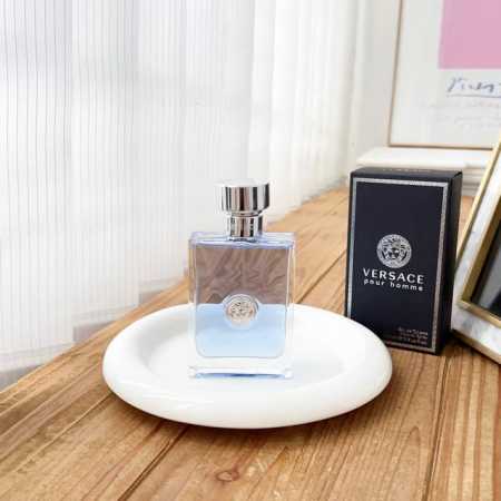 专柜版供代购！范思哲同名香水 毫升！ 前调：露水、番石榴、黑醋栗、紫藤、紫丁香 开场以多汁的番石榴甜味与黑醋栗的冰爽感为主，搭配紫藤与紫丁香的清新花香，整体轻盈 - 点击图像关闭