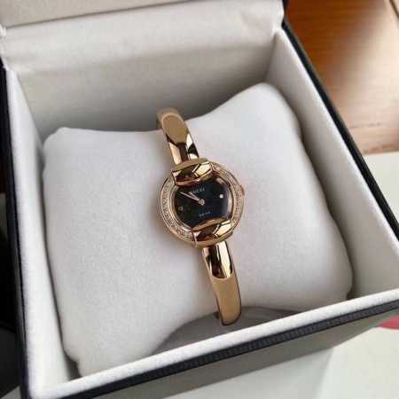 金银同价 钻20 古驰guccl最新手镯款，表径25Mm，厚度7.5Mm，蓝宝石玻璃，表面把头都有经典双g Logo设计元素，非常经典，适合小手腕佩戴 - 点击图像关闭