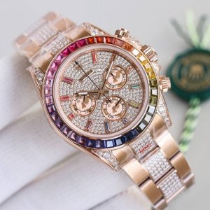 统一价 Tw工厂 最新第二代迪通拿彩虹款! “晚虹斜日塞天昏,一半山川带雨痕”。纯黑的表盘仿佛是黄昏背景,更突显表盘及外圈上斑斓的彩虹刻度,而表耳及护肩的钻石就 统一价 Tw工厂 最新第二代迪通拿彩虹款! “晚虹斜日塞天昏,一半山川带雨痕”。纯黑的表盘仿佛是黄昏背景,更突显表盘及外圈上斑斓的彩虹刻度,而表耳及护肩的钻石就