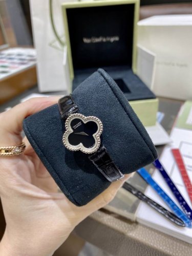 支持香港、美国直邮 Vca梵克雅宝 四叶草鳄鱼皮腕表 材质925纯银打造天然宝石 可盐可甜链带表让幸运四叶草带给你每一分每一秒的幸运相随 电镀18K金工艺“Sw