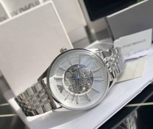 真的是最喜欢的腕表单品 镂空的表盘绝绝子 Armani 阿玛尼机械男士腕表 前后镂空设计 表盘尺寸是43Mm 当然 好看的背后肯定是有缺点 生活防水不防温水热水