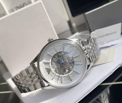真的是最喜欢的腕表单品 镂空的表盘绝绝子 Armani 阿玛尼机械男士腕表 前后镂空设计 表盘尺寸是43Mm 当然 好看的背后肯定是有缺点 生活防水不防温水热水