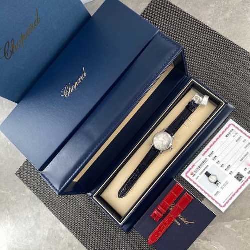 萧邦“真钻款”专柜最新尺寸33Mm！之前出的30太小 36又太大、现在不用纠结尺寸了，快乐无忧！瑞士壳厂打磨精细壳套 舞动的快乐钻石 “有金有钻”寓意有进有赚。