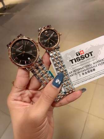 白 金 天梭tissot 全新卡森臻我系列情侣对表隆重登场 臻我 寓意每时每刻做真实的自己。每一种身份，皆是兴之所至。每一年真我，都独具魅力。佩戴卡森臻我系列腕 - 点击图像关闭
