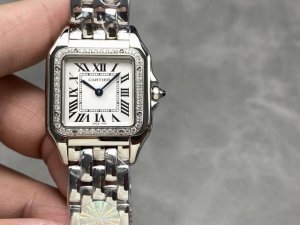 J12厂 最新升级版本 中号27X37Mm PanthèRe De 猎豹腕表使用方形双层表壳看起来更加立体大方，更加突显出腕表的优雅与经典。白色表盘上，式时标设