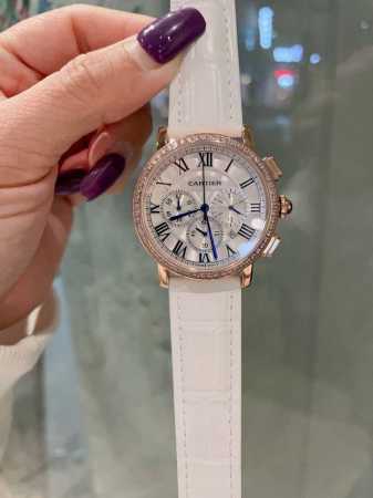 光圈 钻圈 卡地亚-Cartier 日本计时跑秒石英36Mm13Mm该款腕表备受众多明星名媛喜爱，在不同的场合映耀着她们各自的独特个性与迷人风华 - 点击图像关闭