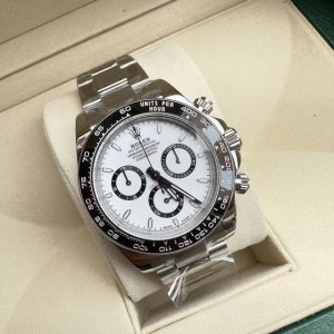 迪通拿系列。绝非市面通货，随意对比 原版开发，做到金属配件可与互换，100％一致的904L钢，已出鉴定报告，镍含量高，耐磨耐腐蚀，表面光泽度亮白。表圈采用4颗弹