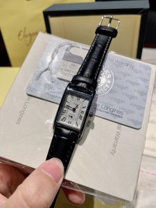 360爆款 市场最好质量林志玲同款 浪琴超好看的小红表 浪琴-Longines戴卓维纳系列 精致两针半 钻面系列 女士腕表 搭配精准进口机芯尺寸：33*22Mm