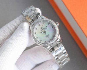 白钻 金钻1300年度爆款推荐 欧米茄特推款 淑女珠宝系列 升级V8版采用高端太阳纹表盘 环圆镶嵌38威塞尔顿钻石 时尚女表 简约三针。 夜时超强夜光独特3字位